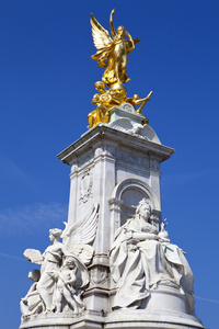 在伦敦维多利亚女王纪念碑