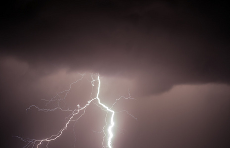 打雷 闪电和雨