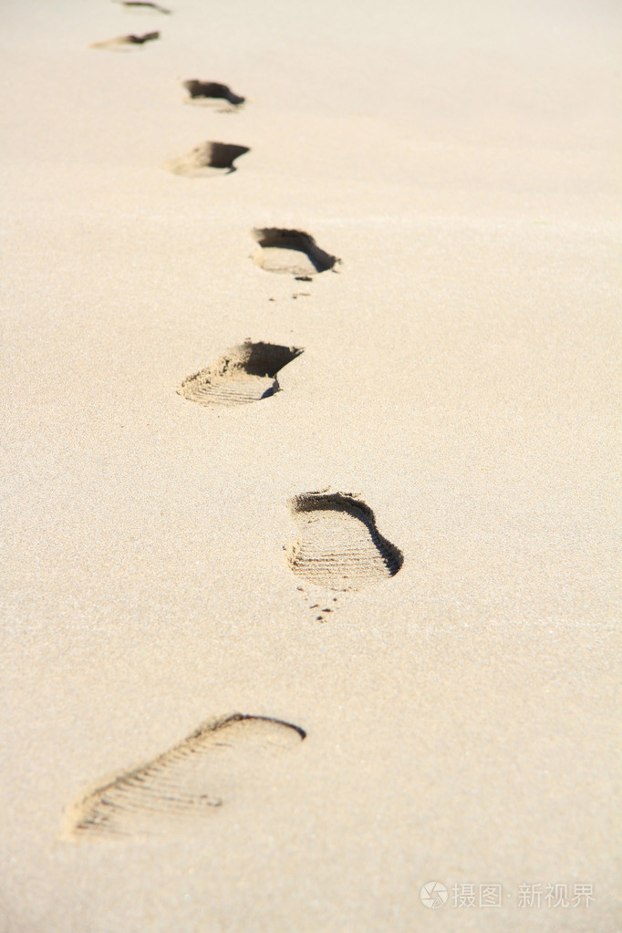 在海滩上的脚步声