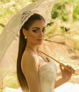 美丽的新娘在白色礼服时尚化妆