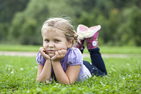 可爱的小女孩，在夏季的一天在草原上