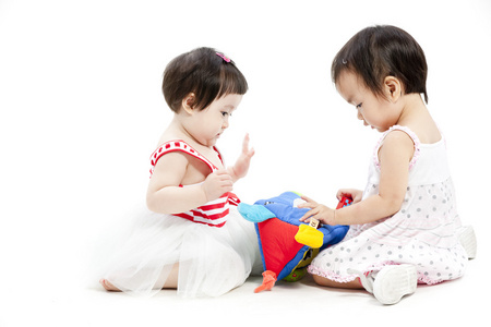 两个可爱的亚洲女孩玩玩具的肖像