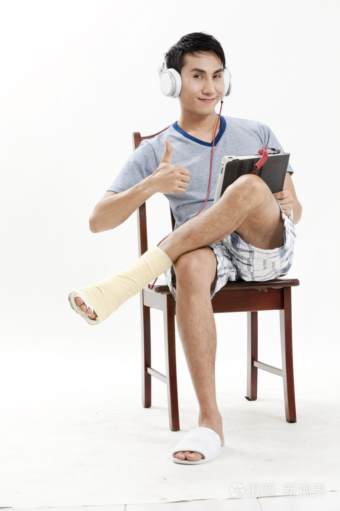 被包裹着白色绷带的男运动员的踝关节