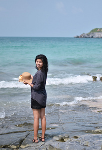 美丽的亚洲女孩微笑着在沙滩上