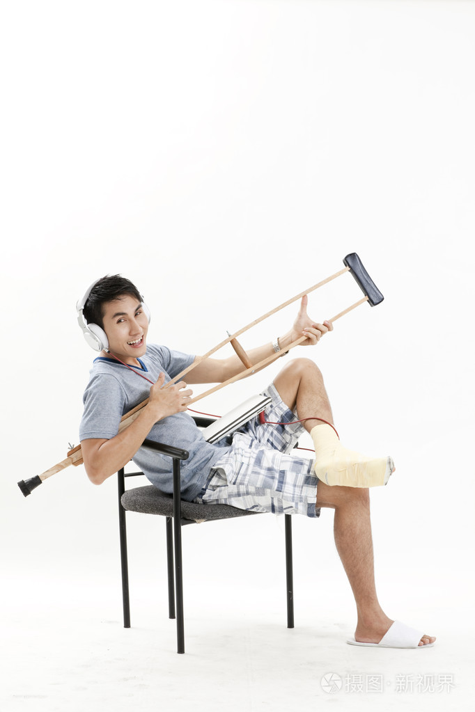 被包裹着白色绷带的男运动员的踝关节