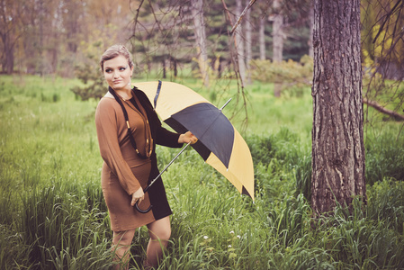 在秋天公园雨伞的女孩