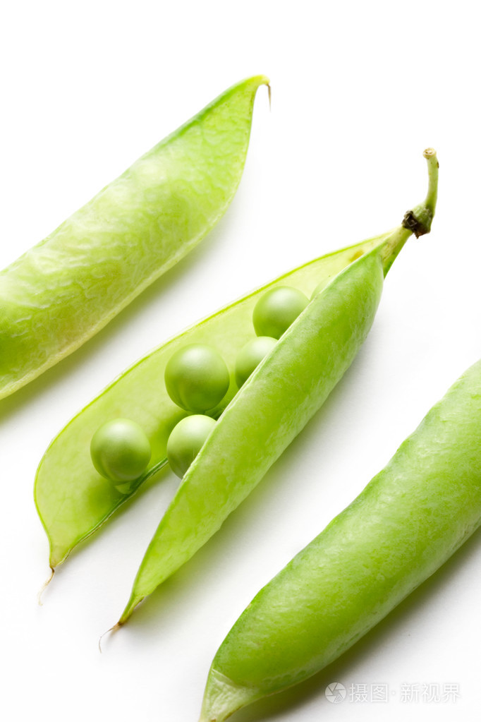 孤立在白色背景上的新鲜豌豆