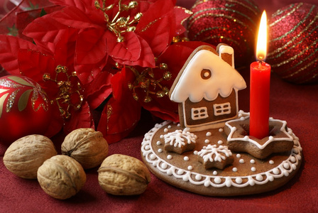 姜饼烛台和圣诞装饰品