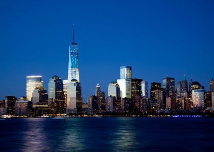 新自由塔和更低的曼哈顿地平线在晚上