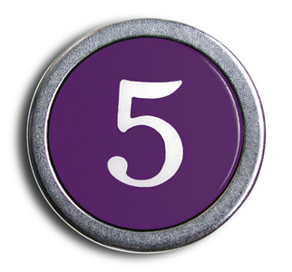 拍摄的旧打字机关键数字 5照片