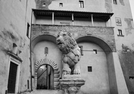 意大利，托斯卡纳，皮蒂利亚诺 奥西尼宫入口石狮