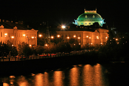 美丽的布拉格城市沿江伏尔塔瓦河的夜景