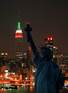 雕像的自由和曼哈顿的天际线