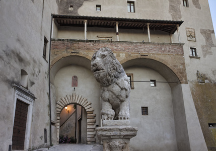 意大利，托斯卡纳，皮蒂利亚诺 奥西尼宫入口石狮