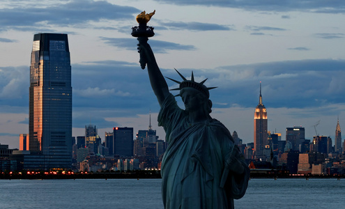 雕像的自由和曼哈顿的天际线