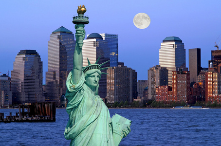 自由和纽约城的雕像