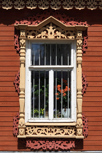 典型的俄罗斯木房子的窗口