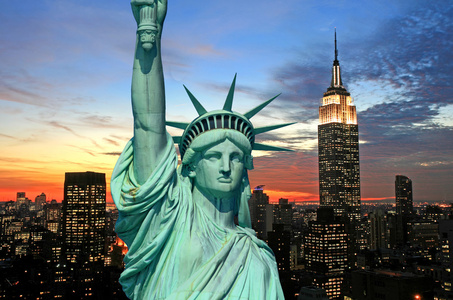自由和纽约城市天际线的雕像