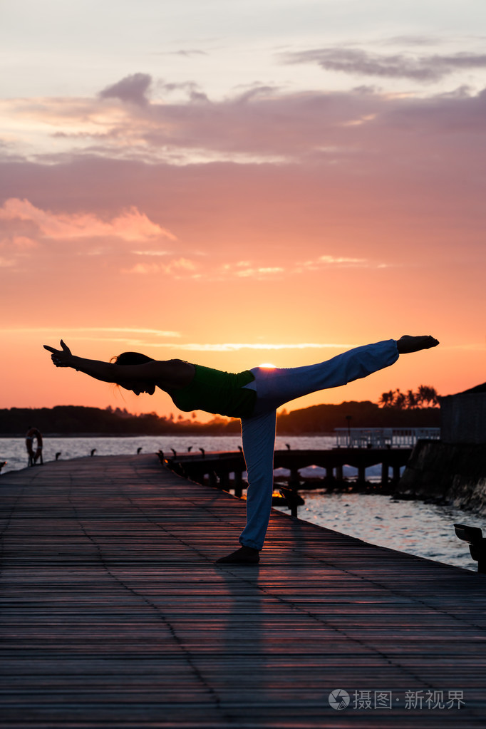 在日落的黄昏瑜伽练习照片-正版商用图片1cwrs4-摄图新视界