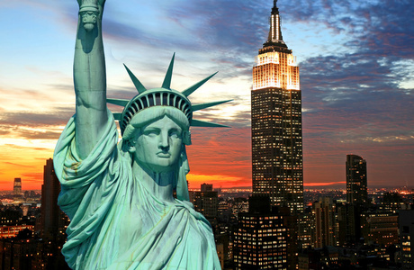 自由和纽约城市天际线的雕像