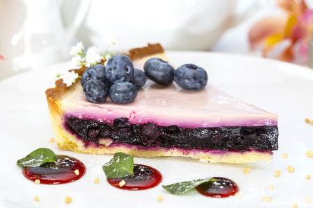 一家餐厅在桌上的蓝莓馅饼