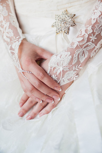 美丽的新娘双手修指甲