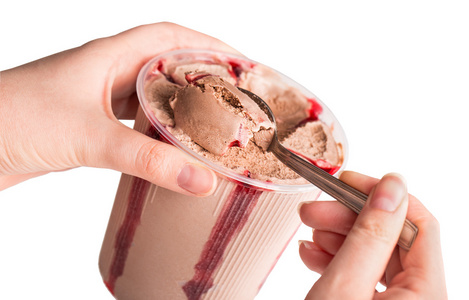 手挖出樱桃果酱巧克力冰淇淋