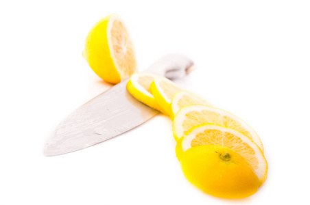 黄柠檬和白色背景上的切片