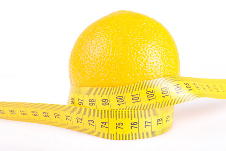橙色水果与白色上隔绝的测量