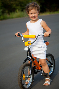 在一辆自行车上的小女孩