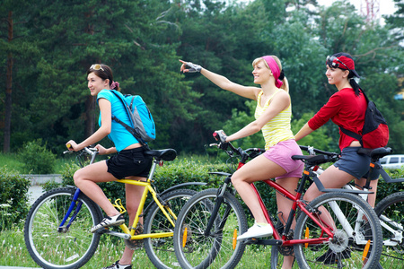 在自行车上的三个年轻女孩