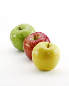 在白色背景上的三个新鲜彩色的苹果