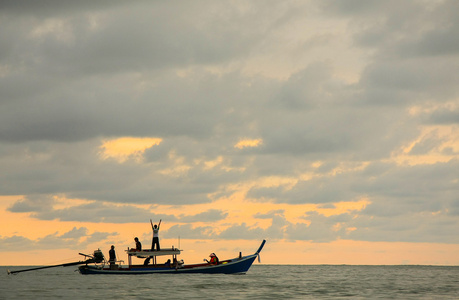 落日的天空，泰国的渔夫船
