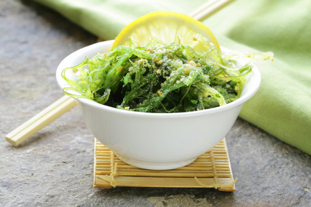 传统的日本竹卡海藻沙拉图片