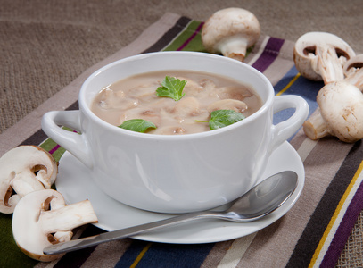 和蘑菇放在桌上一碗美味的汤