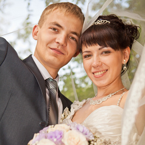 年轻夫妇新鲜结婚的新郎和新娘构成