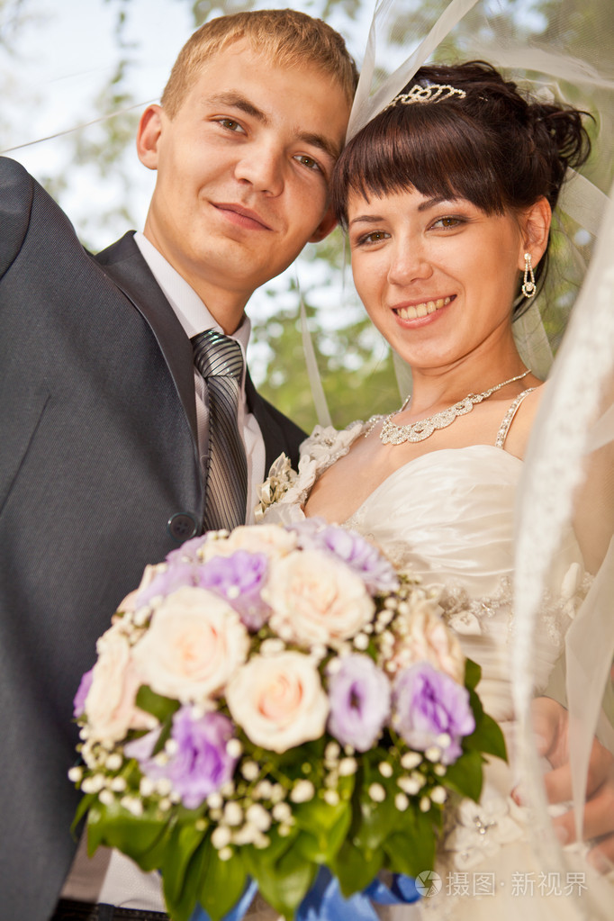 年轻夫妇-新鲜结婚的新郎和新娘构成照片-正版商用图片1cx29q-摄图新