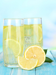 蓝色背景上的桌上美味柠檬水