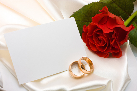 结婚戒指，玫瑰和卡