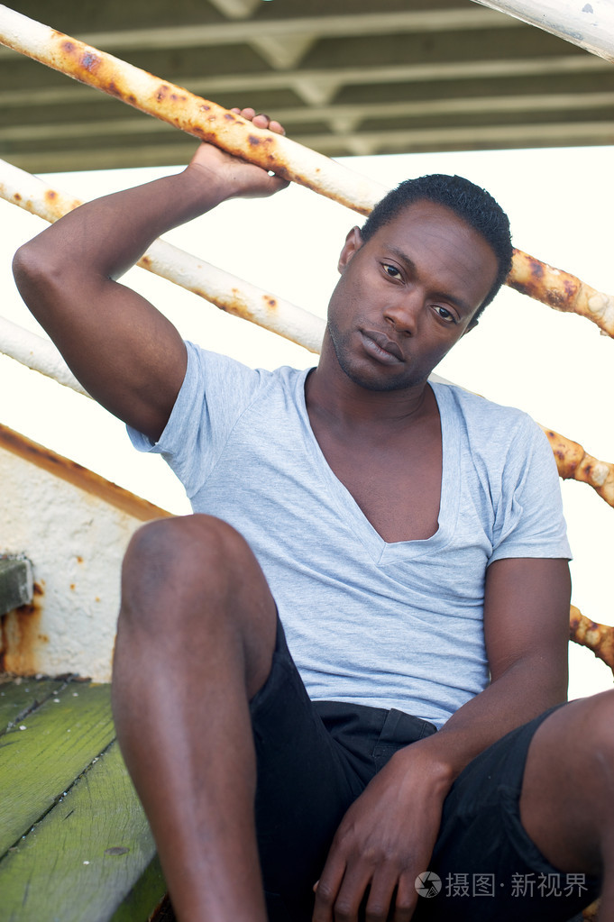 坐在户外的非洲裔美国人