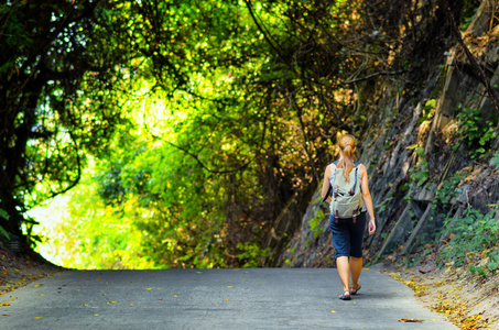 年轻女子背着背包徒步旅行