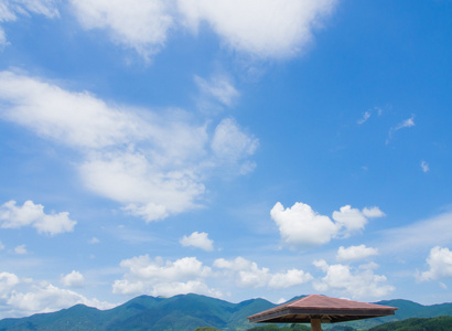 夏季的天空和山