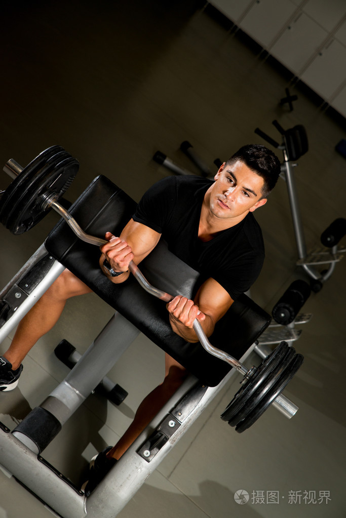 重杠铃锻炼的健身教练照片-正版商用图片1cxb25-摄图新视界
