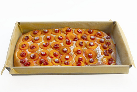 自制美味水果蛋糕与杏和樱桃
