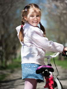 小女孩在她的自行车