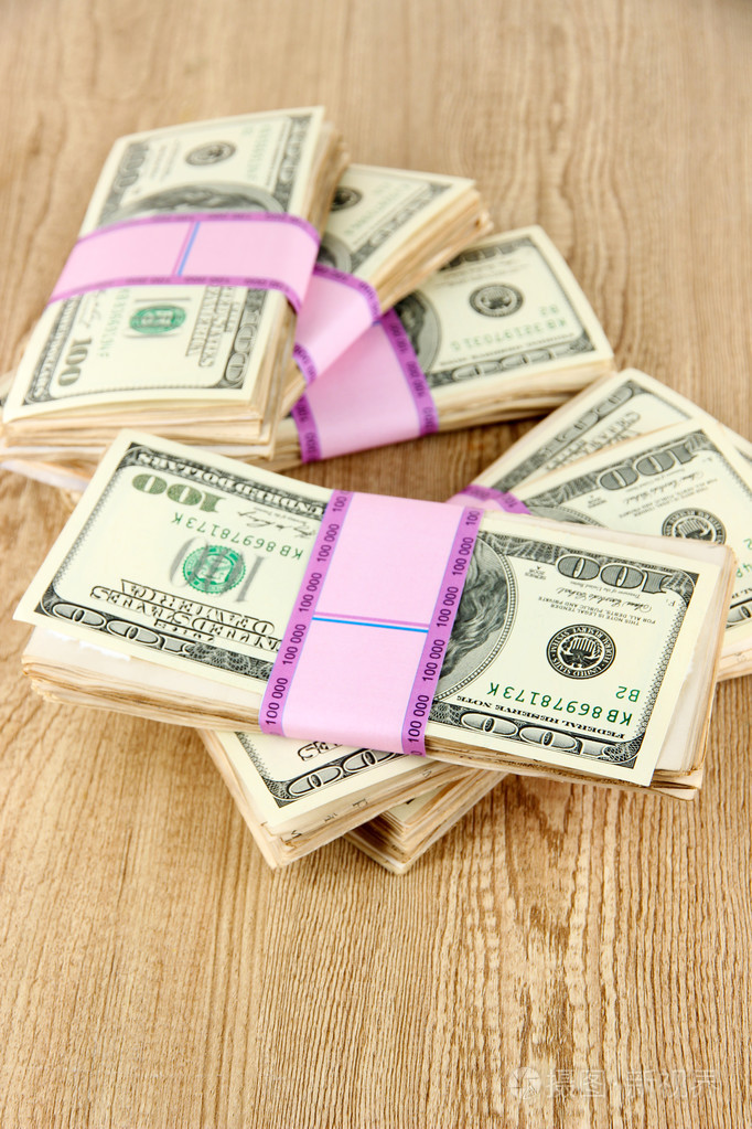 成堆的木桌上的钱