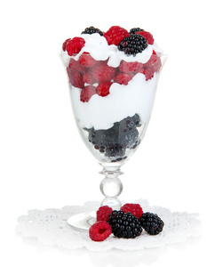 天然酸奶配上白色隔离的新鲜浆果