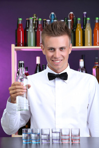 bartender r hlla vodka i glas