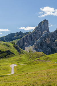 白云岩，意大利在蜿蜒的山路