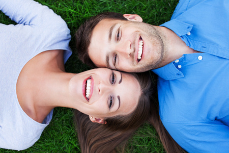 躺在草地上的年轻夫妇